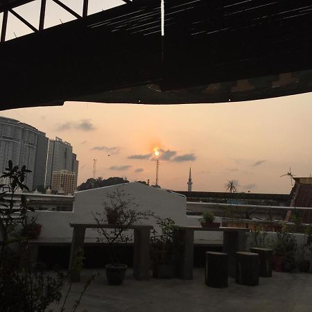 Birdnest Guesthouse, Gaia Rooftop Cafe Куала Лумпур Екстериор снимка