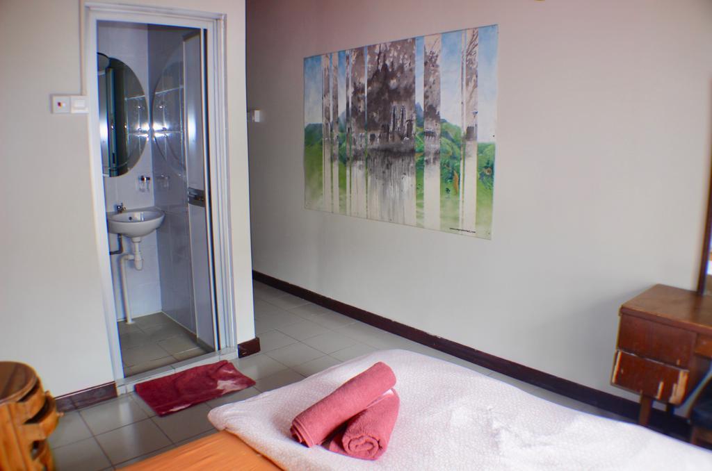Birdnest Guesthouse, Gaia Rooftop Cafe Куала Лумпур Екстериор снимка