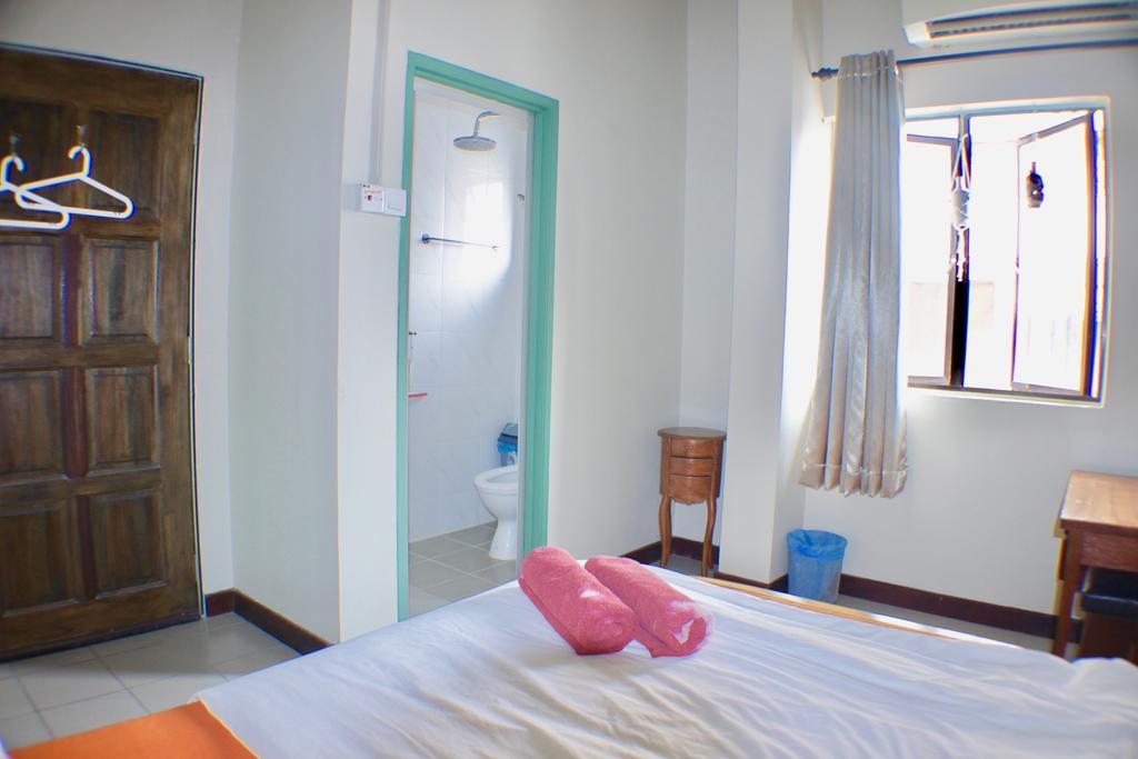 Birdnest Guesthouse, Gaia Rooftop Cafe Куала Лумпур Екстериор снимка