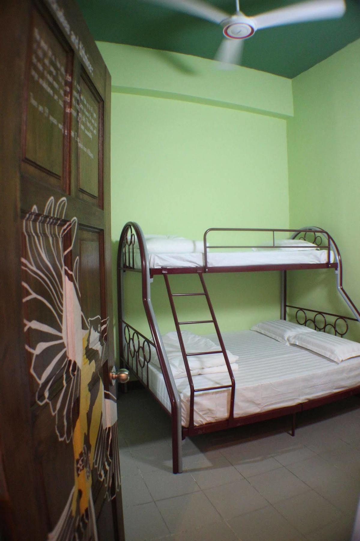 Birdnest Guesthouse, Gaia Rooftop Cafe Куала Лумпур Екстериор снимка